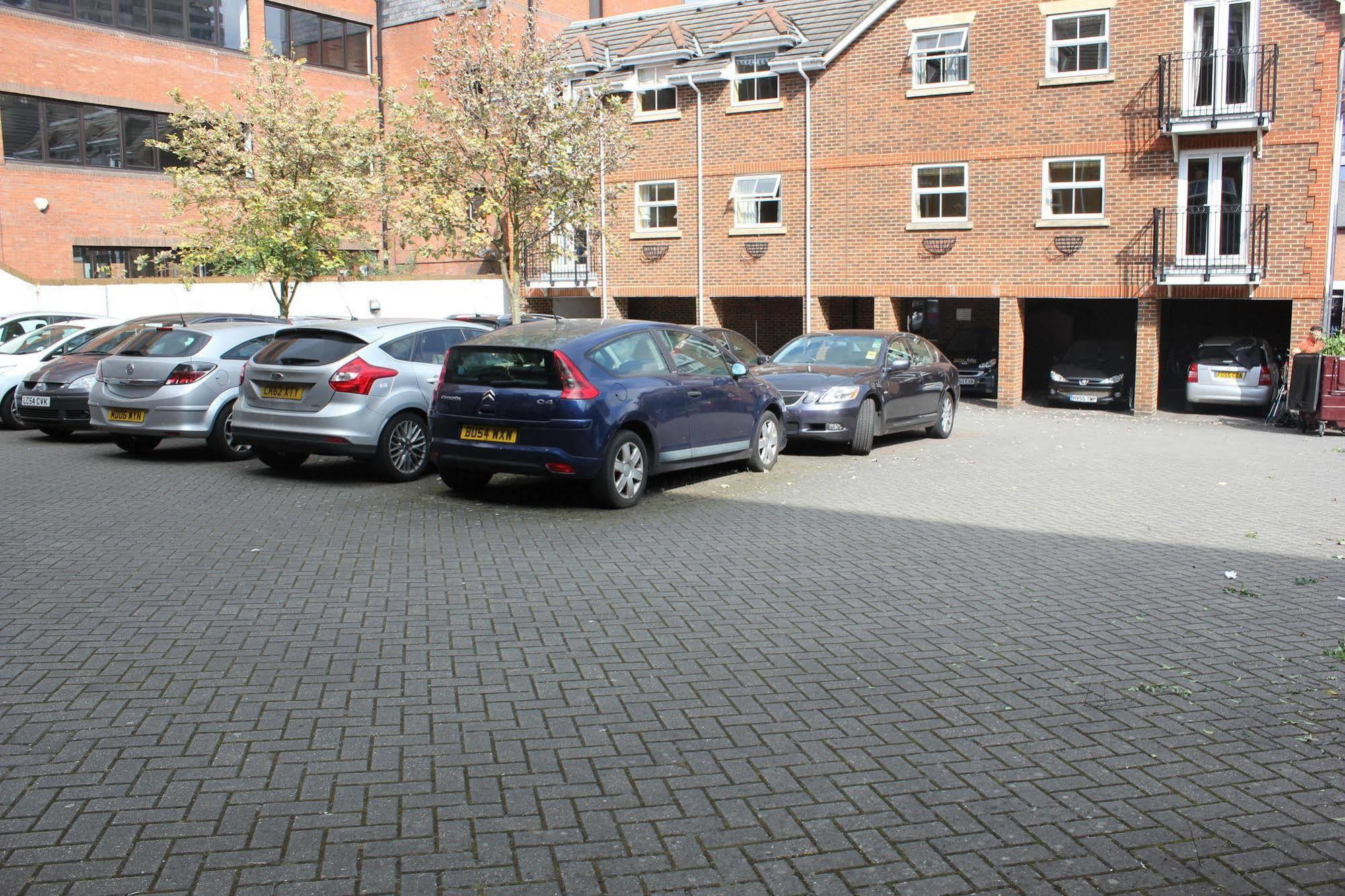 Stanshawe Court Aparthotel Reading Exterior photo
